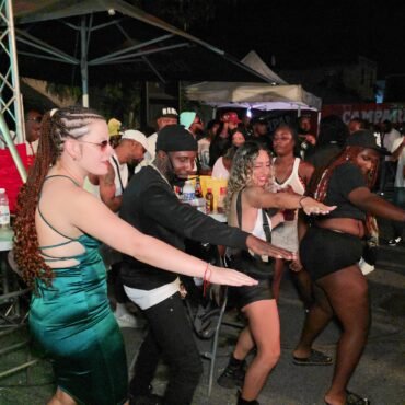 Live DJ Reggae Session Full of Warm Island Sound