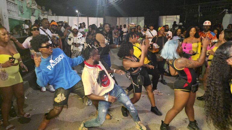 Top Dancehall Live DJ Sound for Pure Jamaica Feel